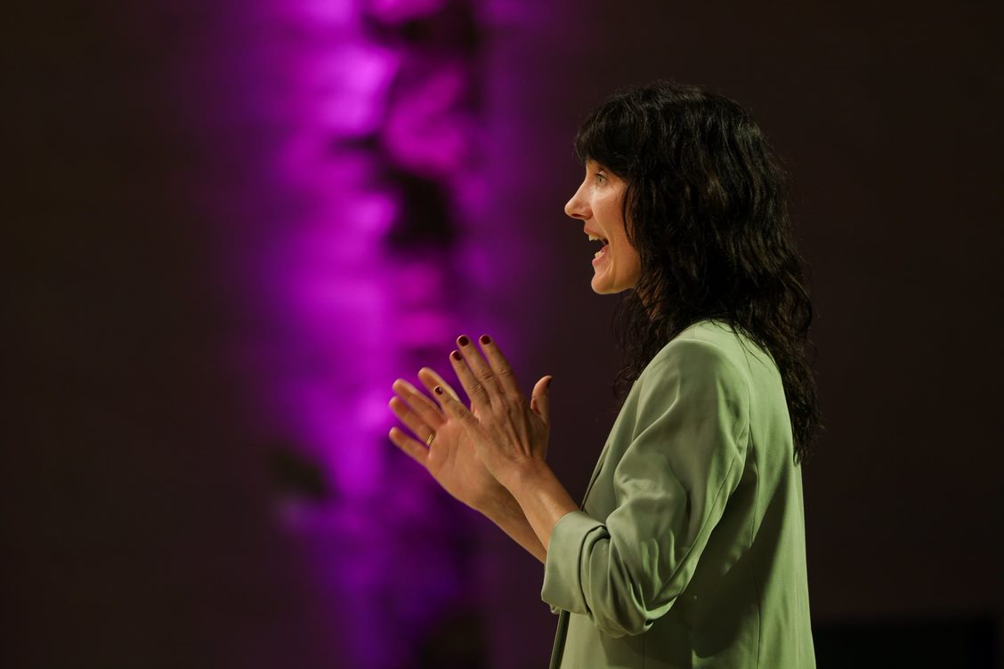 Nelly Schauberg - die Chorleiterin